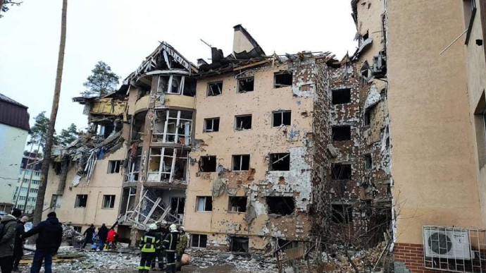 Окупанти розбомбили багатоповерхівку в Ірпені - зображення