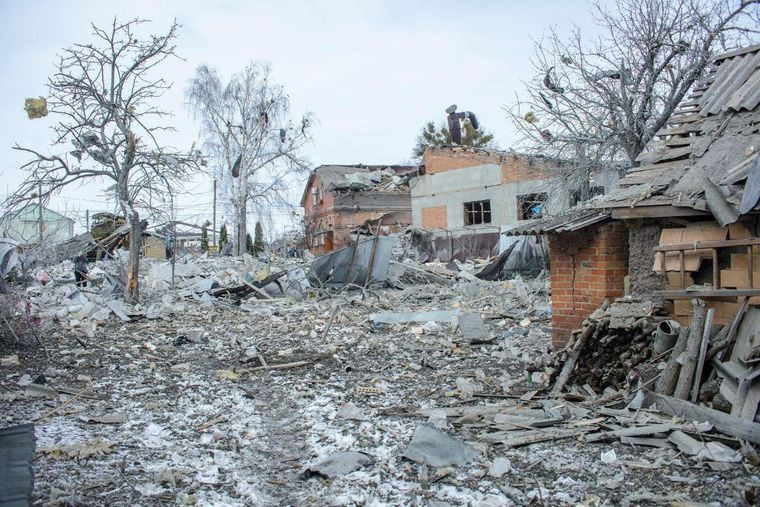 23 загиблих: окупанти скинули три бомби на житлові квартали Сумщини - зображення