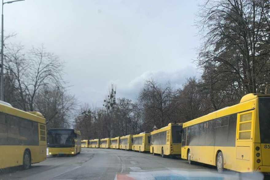 Заблокували автобуси у Бучі: окупанти знову зривають евакуацію - зображення