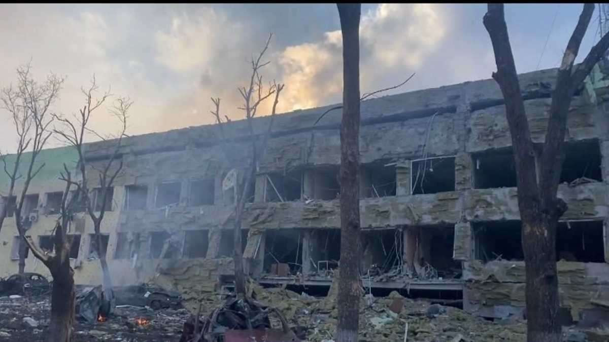 Окупанти скинули авіабомби на дитячу лікарню в Маріуполі - зображення