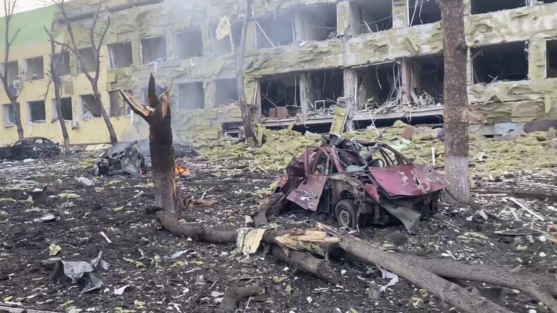 В результаті бомбардування пологового будинку у Маріуполі постраждали 17 осіб, загиблих наразі не виявили - зображення