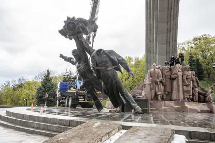 У Києві демонтували радянську скульптуру двох робітників - зображення