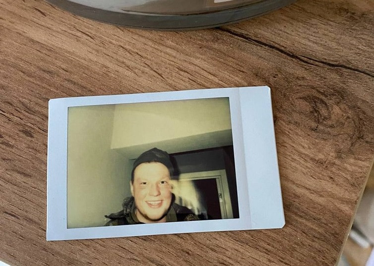 Окупанта, який сфотографував себе на Polaroid в Ірпені, знайшов штучний інтелект - зображення