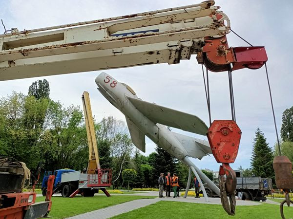 У Броварах демонтують радянські пам'ятники в парку Перемоги - зображення