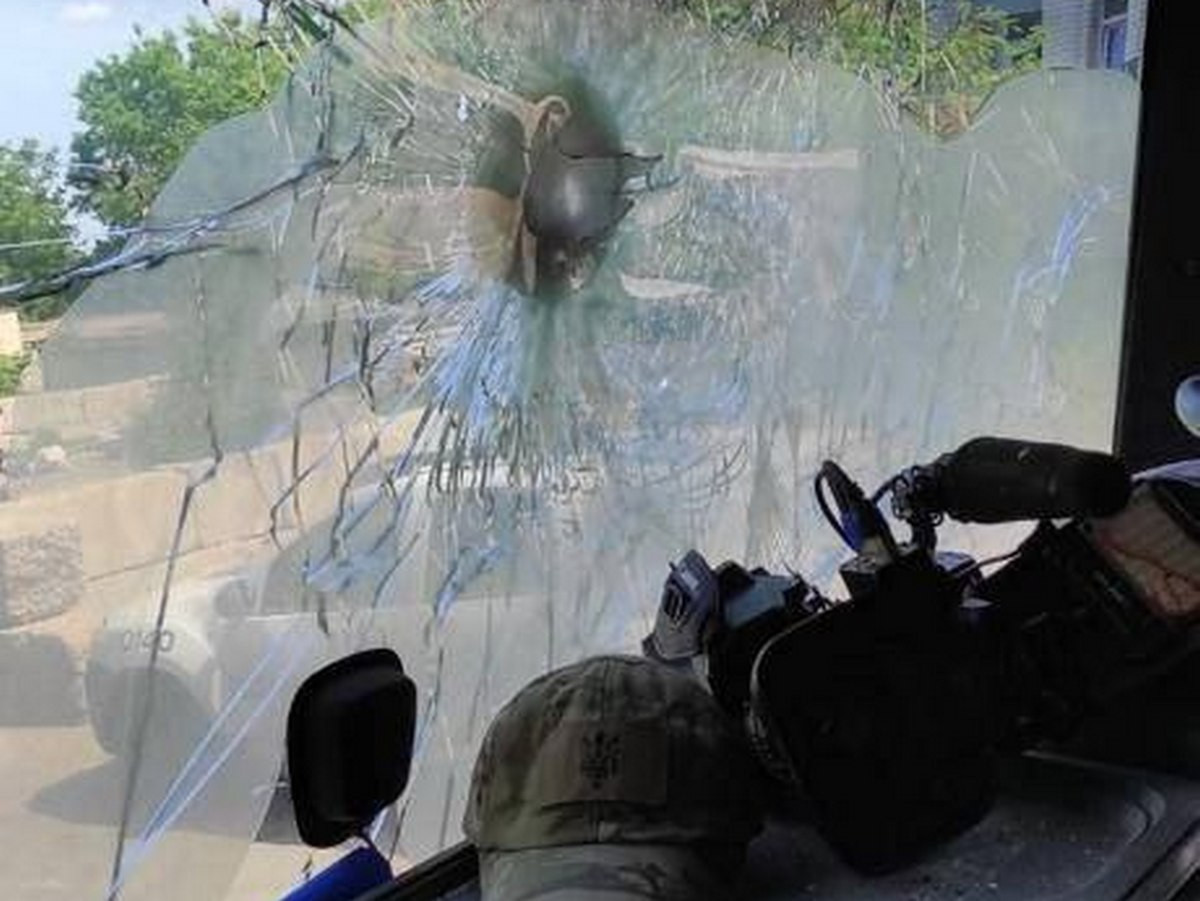 Окупанти обстріляли евакуаційний автомобіль на Луганщині. Загинув французький журналіст - зображення