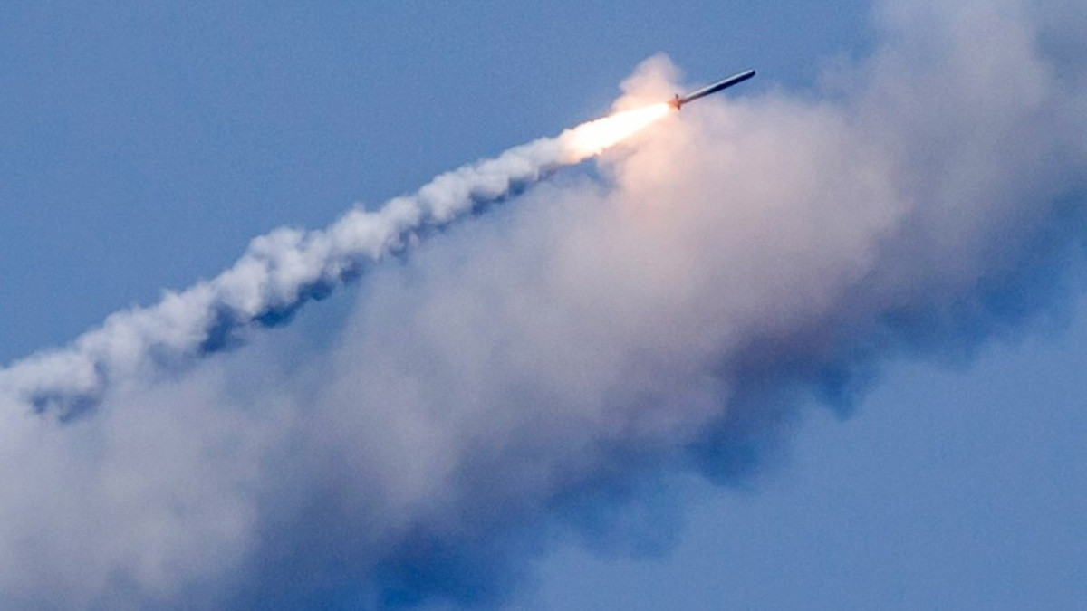 У Києві пролунало кілька вибухів, на Обухівщині – ворожу ракету збила ППО - зображення