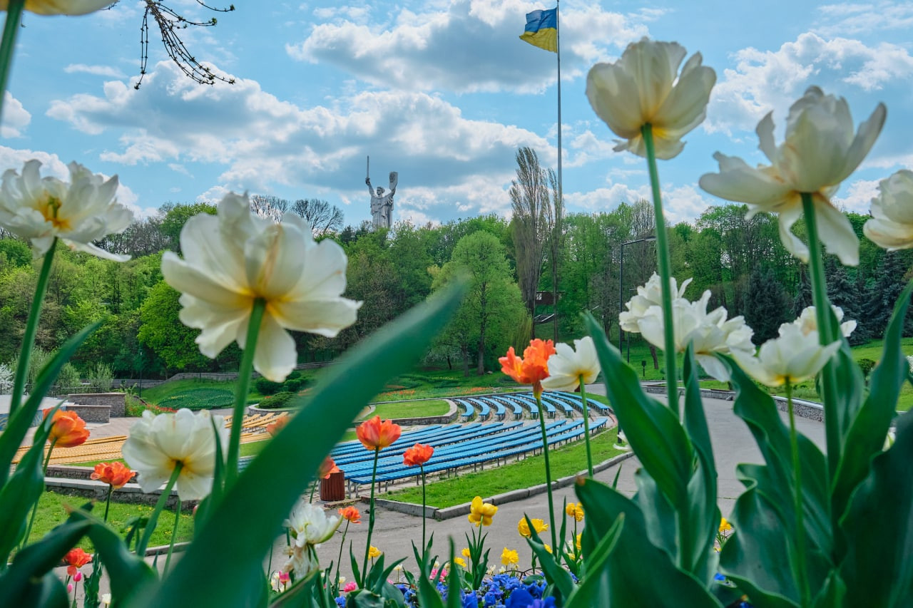 У столиці приспустять головний державний прапор України - зображення