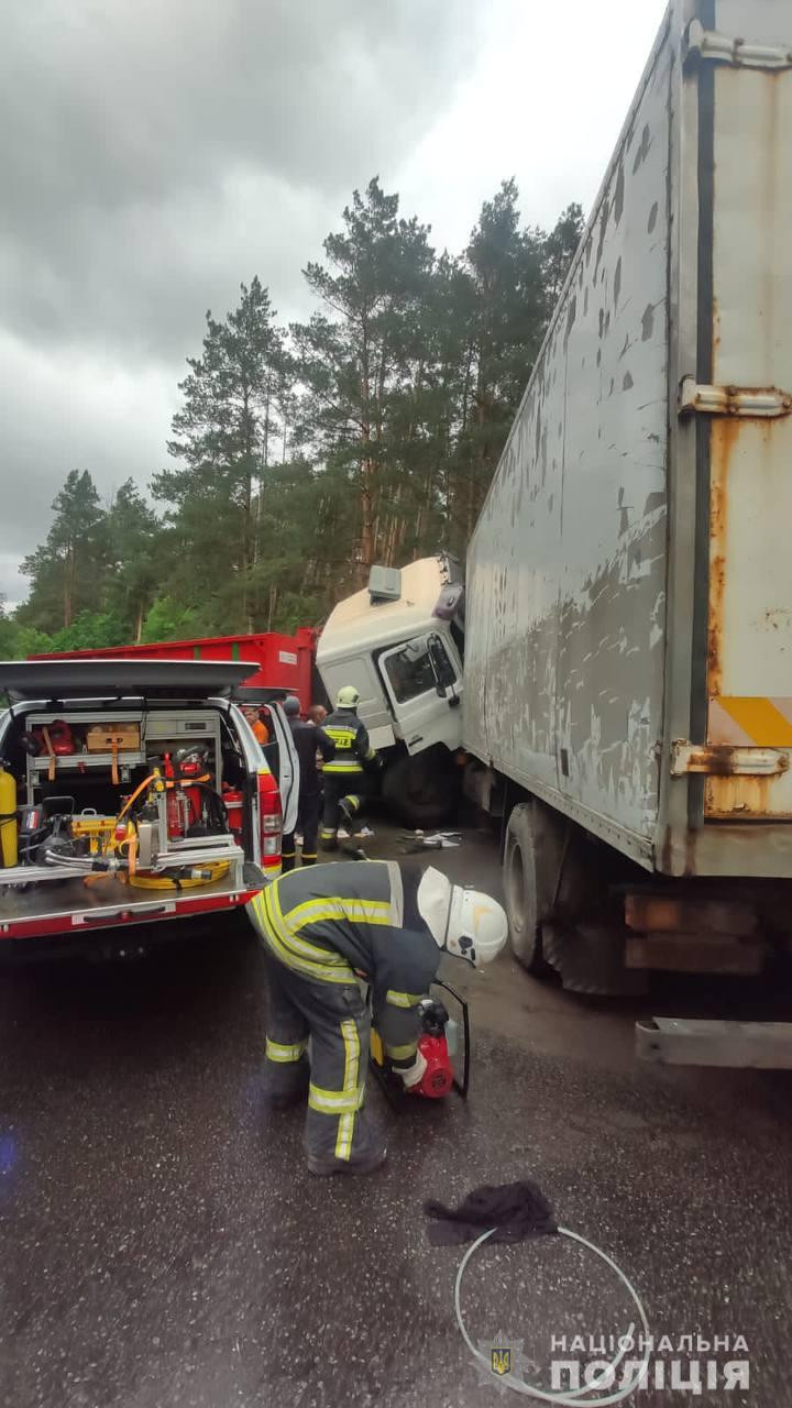 На Бучанщині в ДТП потрапило три вантажівки, а на Білоцерківщині насмерть збили водія скутера - зображення