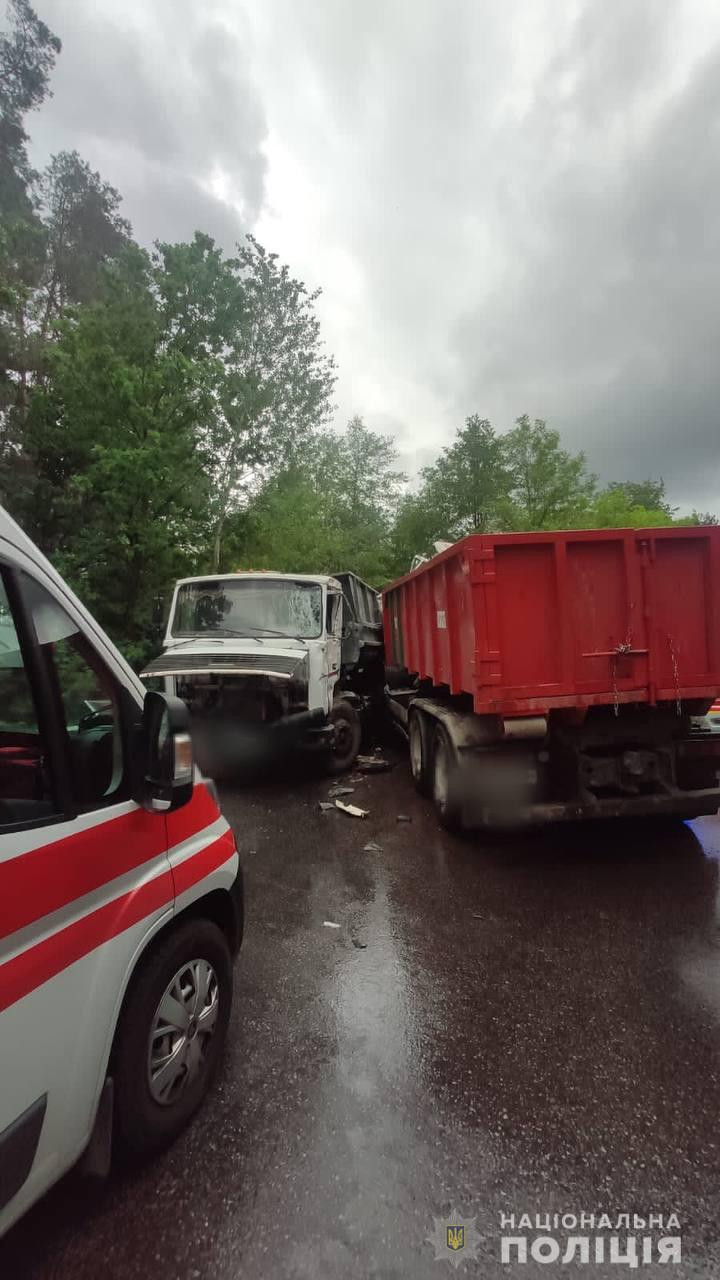 На Бучанщині в ДТП потрапило три вантажівки, а на Білоцерківщині насмерть збили водія скутера - 1 - зображення