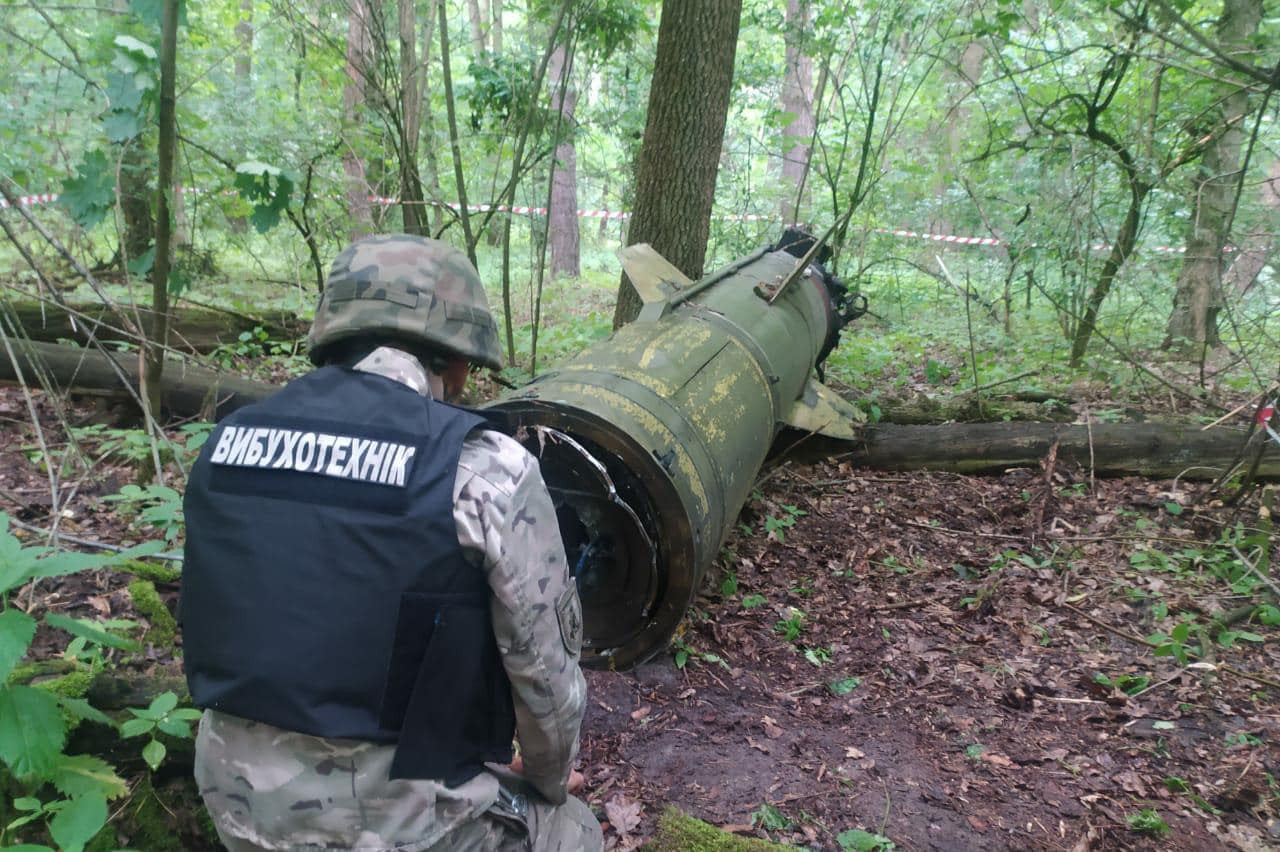 На Броварщині у лісосмузі знайшли частини від ракети 