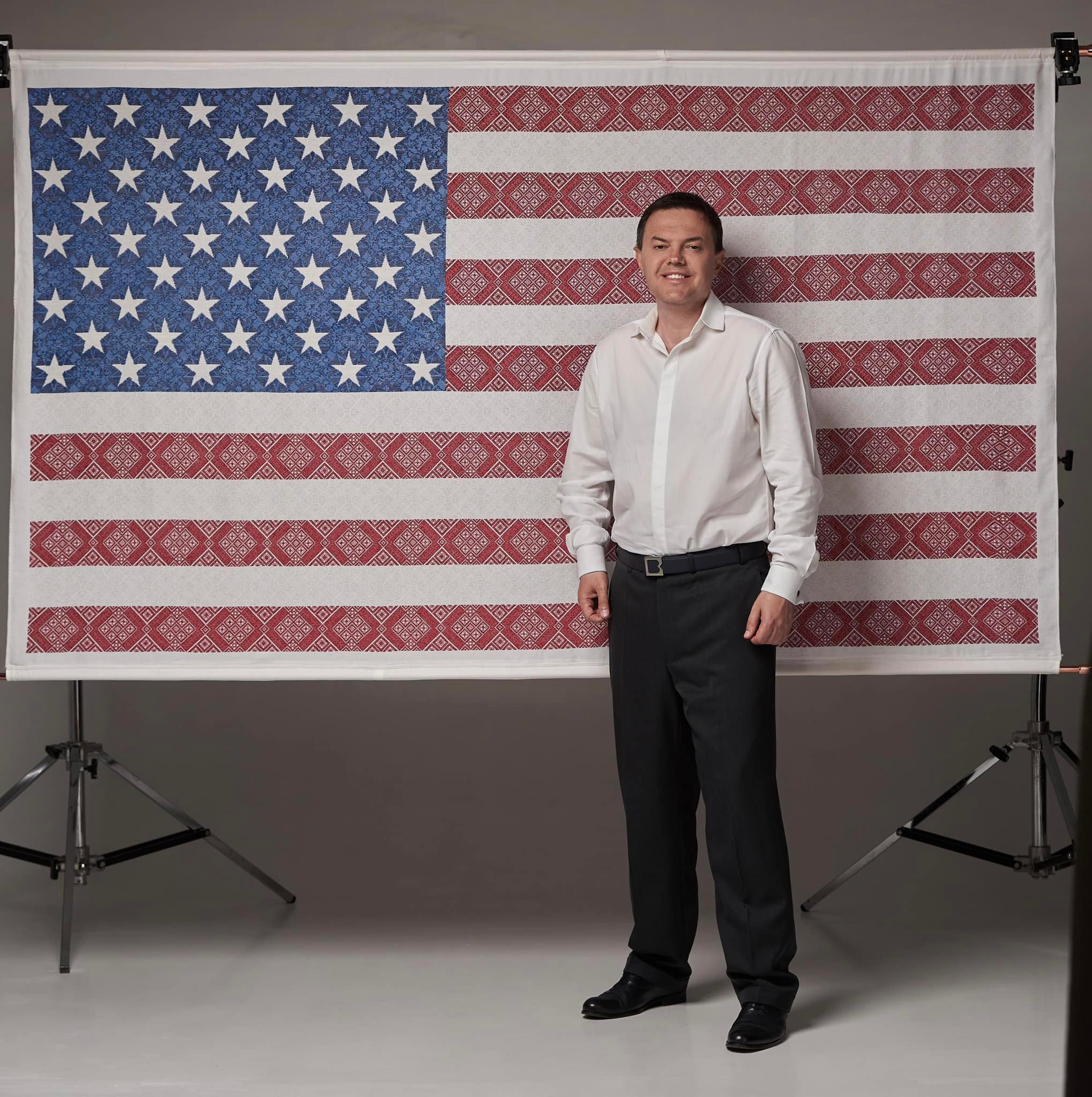 Геннадій Курочка: Унікальний подарунок — вишитий американський прапор «Freedom/Svoboda» - зображення