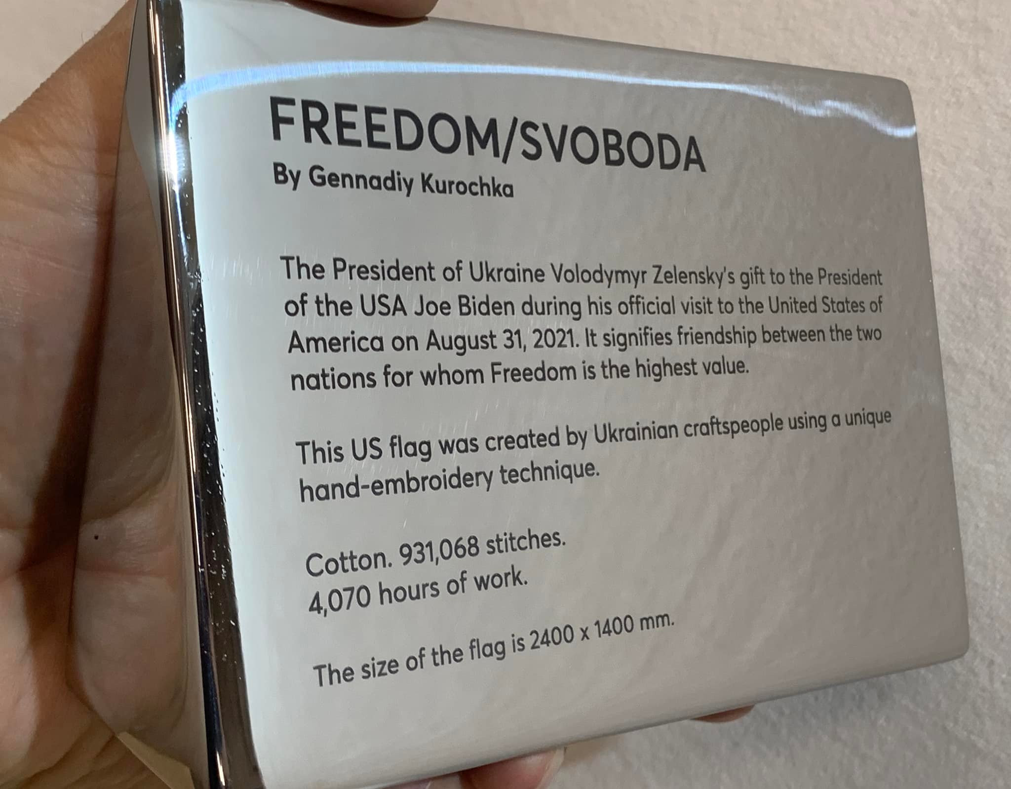 Геннадій Курочка: Унікальний подарунок — вишитий американський прапор «Freedom/Svoboda» - зображення