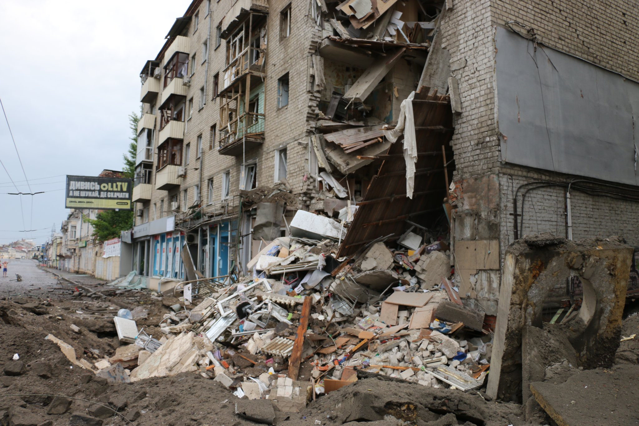 Ворог знову обстріляв Харків: є поранені та загиблі - зображення
