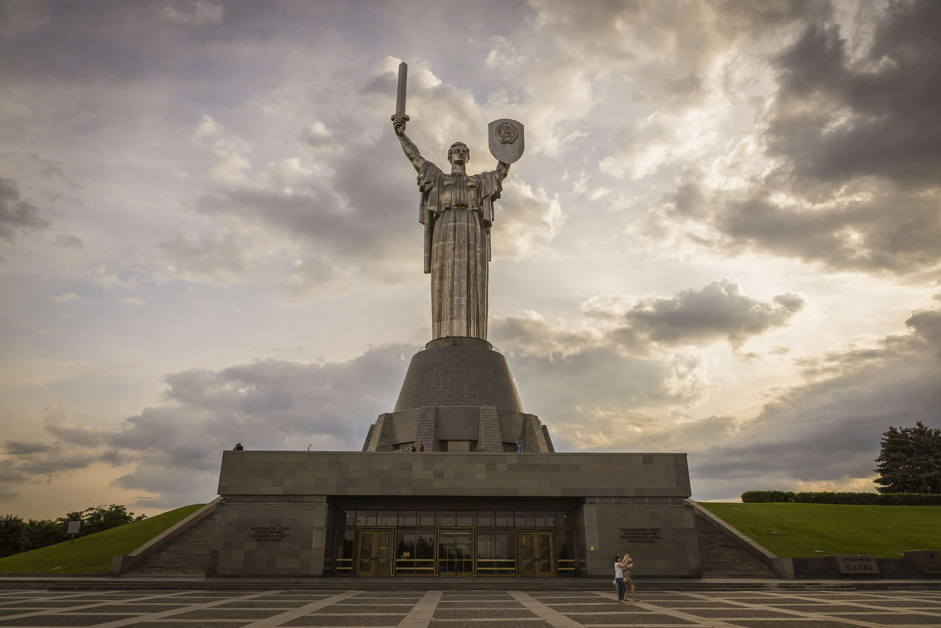 Герб СРСР на київському монументі 