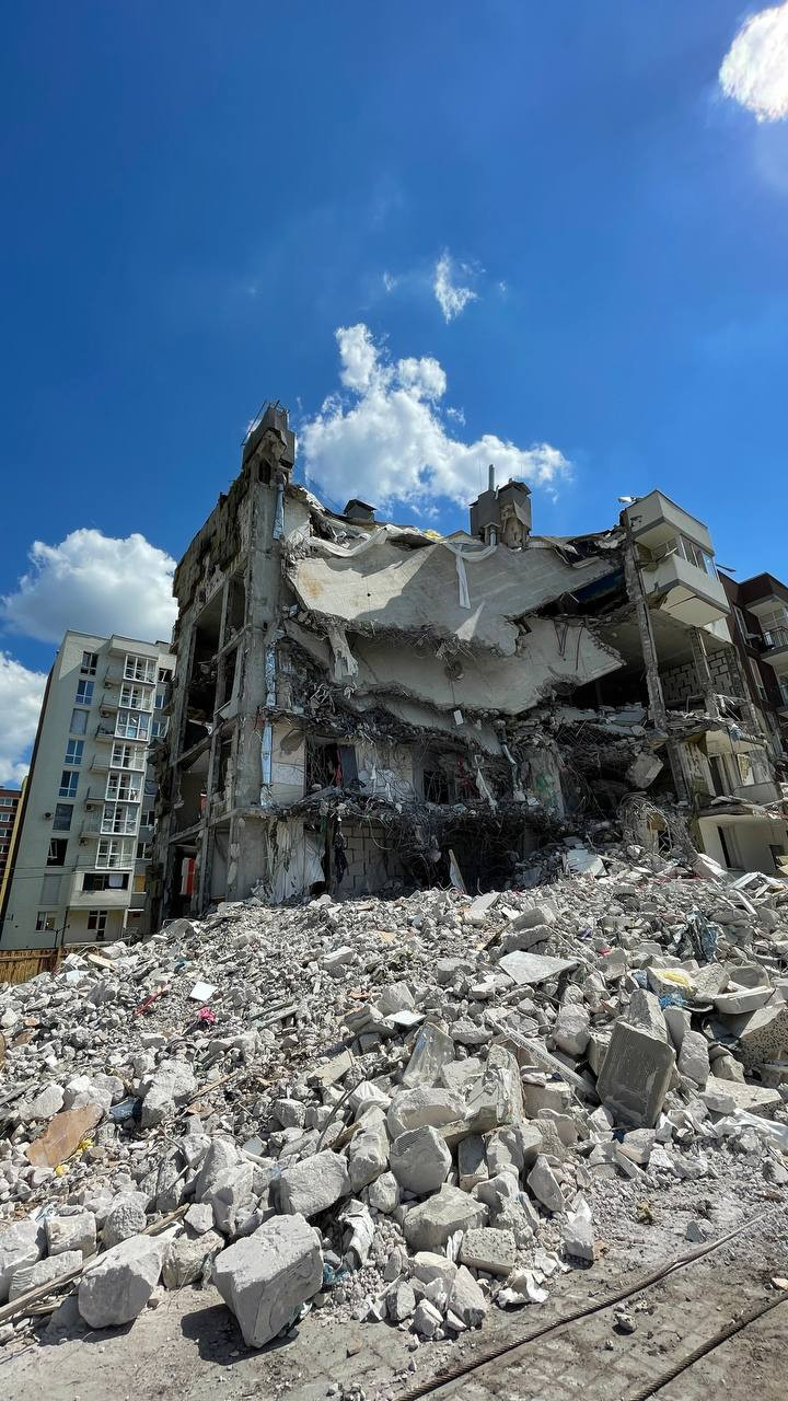 У Бучі демонтували п'ятиповерхівку, яку бомбили росіяни - зображення