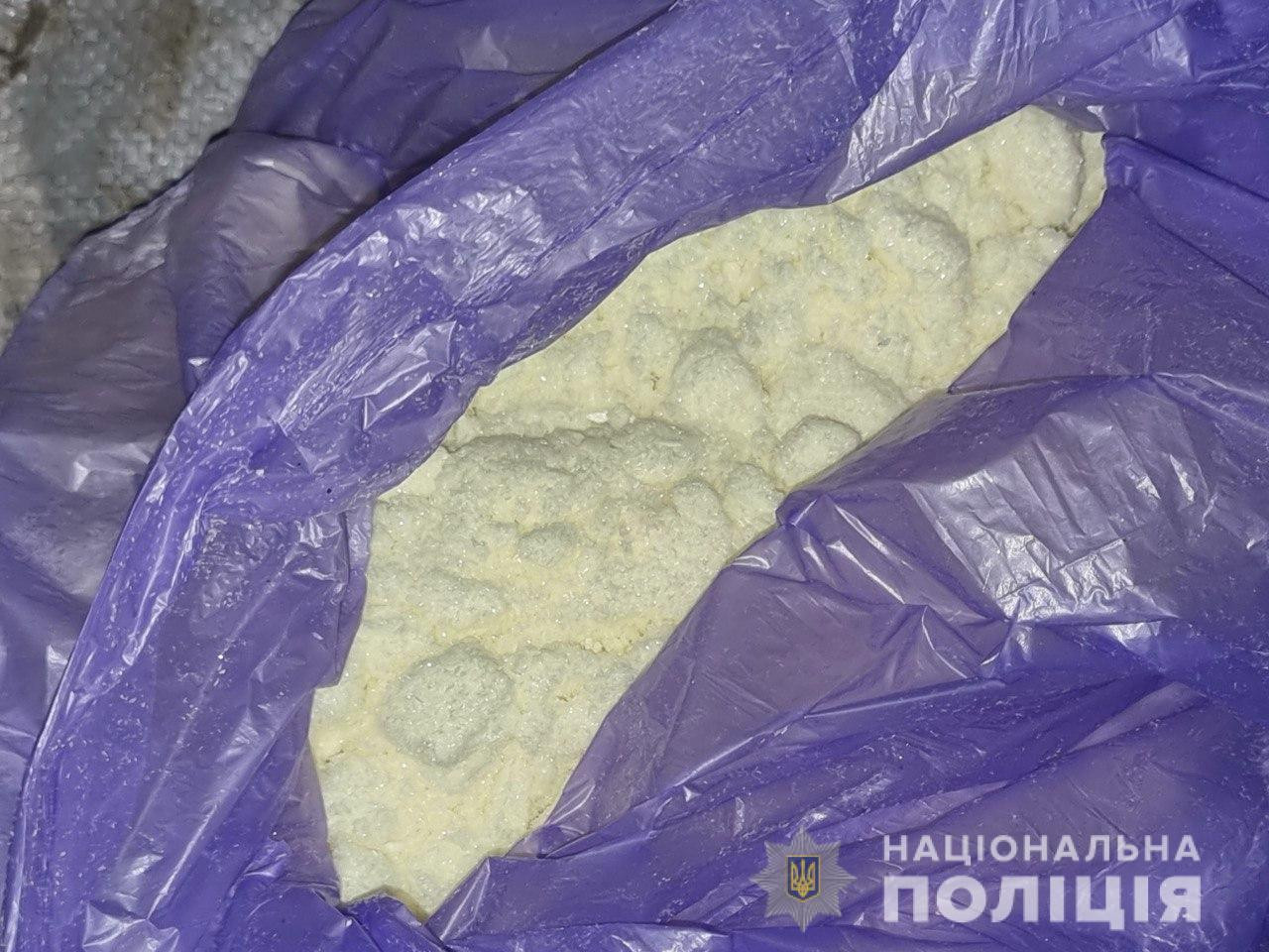 400 л прекурсорів та 4 кг фенілнітропропену: на Київщині накрили підпільне нарковиробництво - зображення