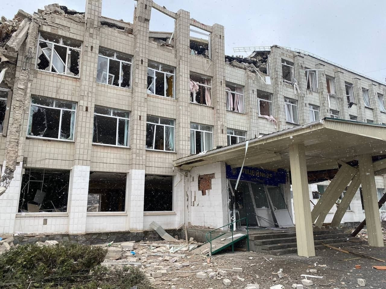 Через бомбардування та обстріли в Україні пошкоджено 2188 закладів освіти - зображення