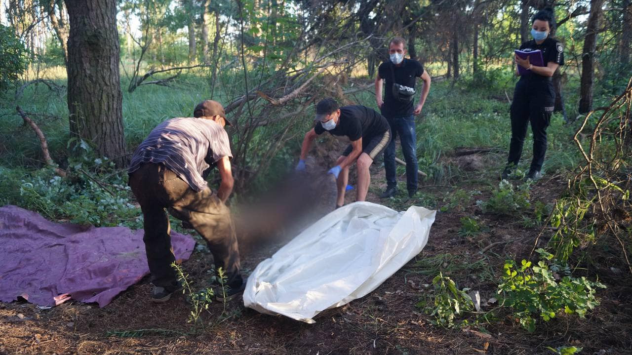 Тіло ще одного закатованого росіянами цивільного знайшли у лісосмузі на Бучанщині - зображення