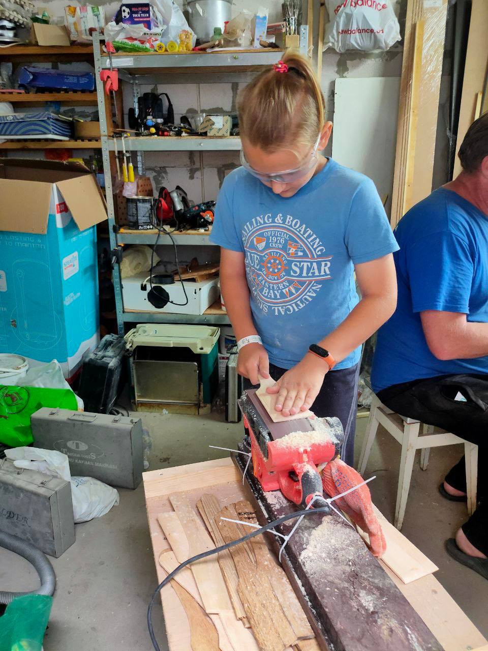 Дванадцятирічний Костя з села Літки створює кухонні лопатки, щоб допомагати ЗСУ - зображення