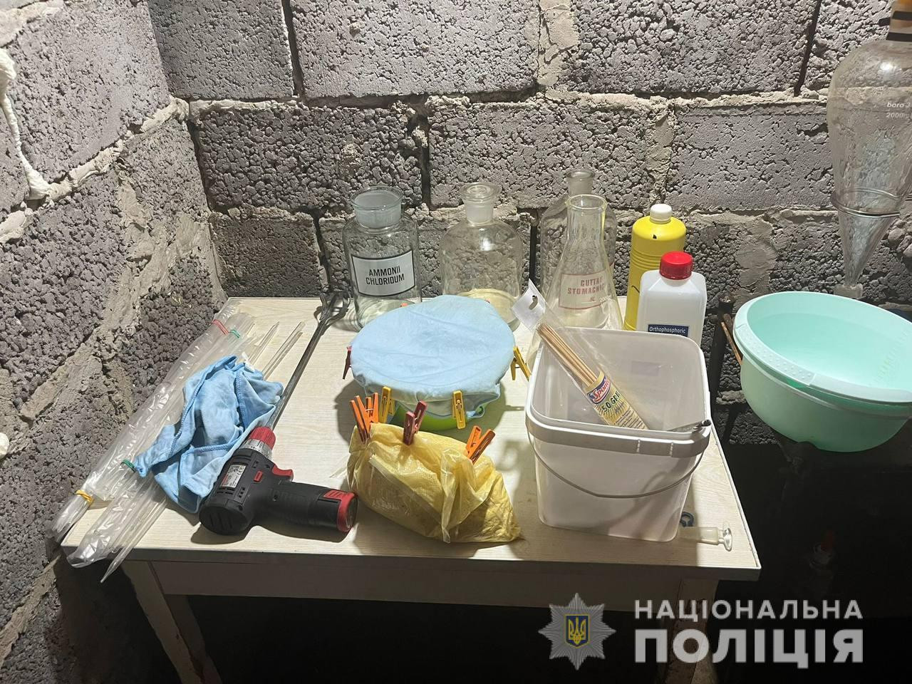 Наркотиків на понад 300 тис. грн: на Броварщині викрили підпільну нарколабораторію - зображення
