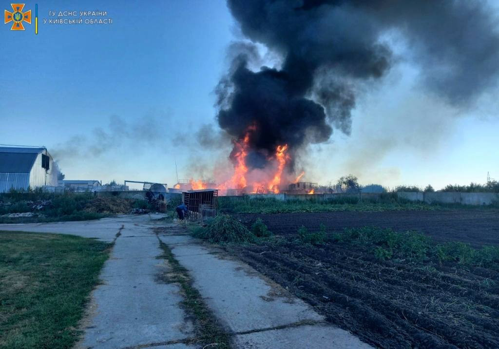 У Борисполі прогримів вибух і розпочалася пожежа - зображення