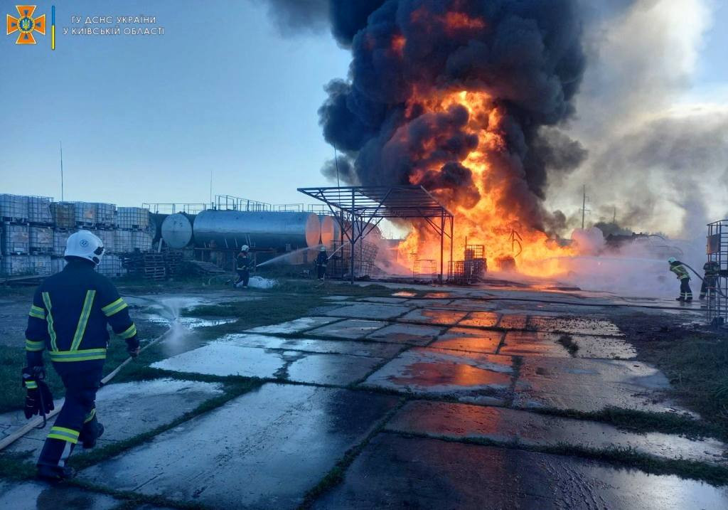 У Борисполі прогримів вибух і розпочалася пожежа - зображення