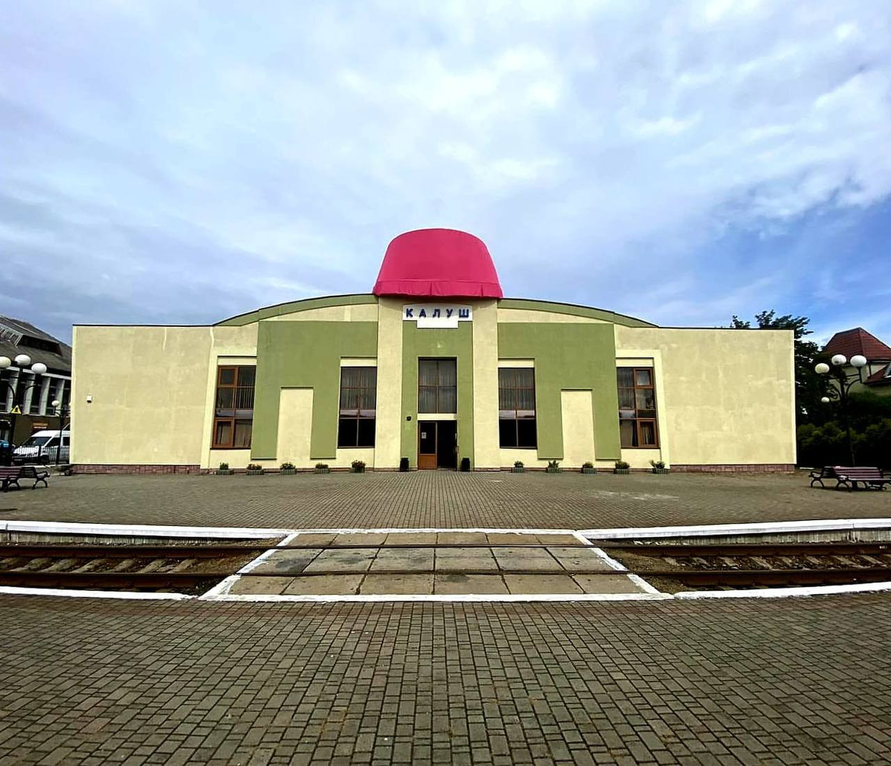 Вокзал у Калуші прикрасили рожевим капелюхом - зображення