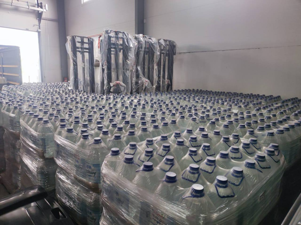Ізраїль передав для укриттів на Київщині 100 тис. бутлів питної води - зображення