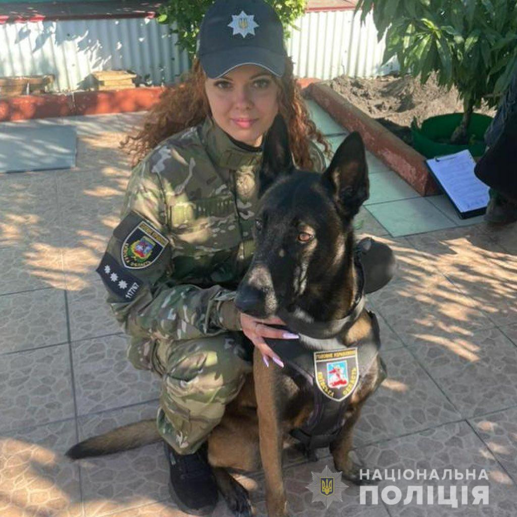 У Київській області поліцейський пес Аід знайшов у клумбі кілограм метадону - зображення