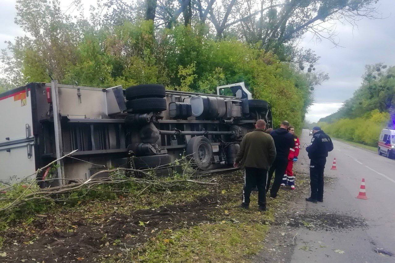 На Білоцерківщині вантажівка з’їхала в кювет і перекинулась - зображення