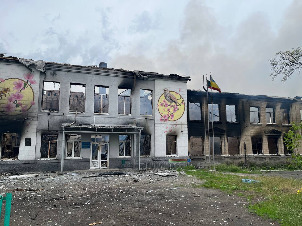 Через бомбардування та обстріли в Україні повністю зруйновано майже 300 закладів освіти - зображення