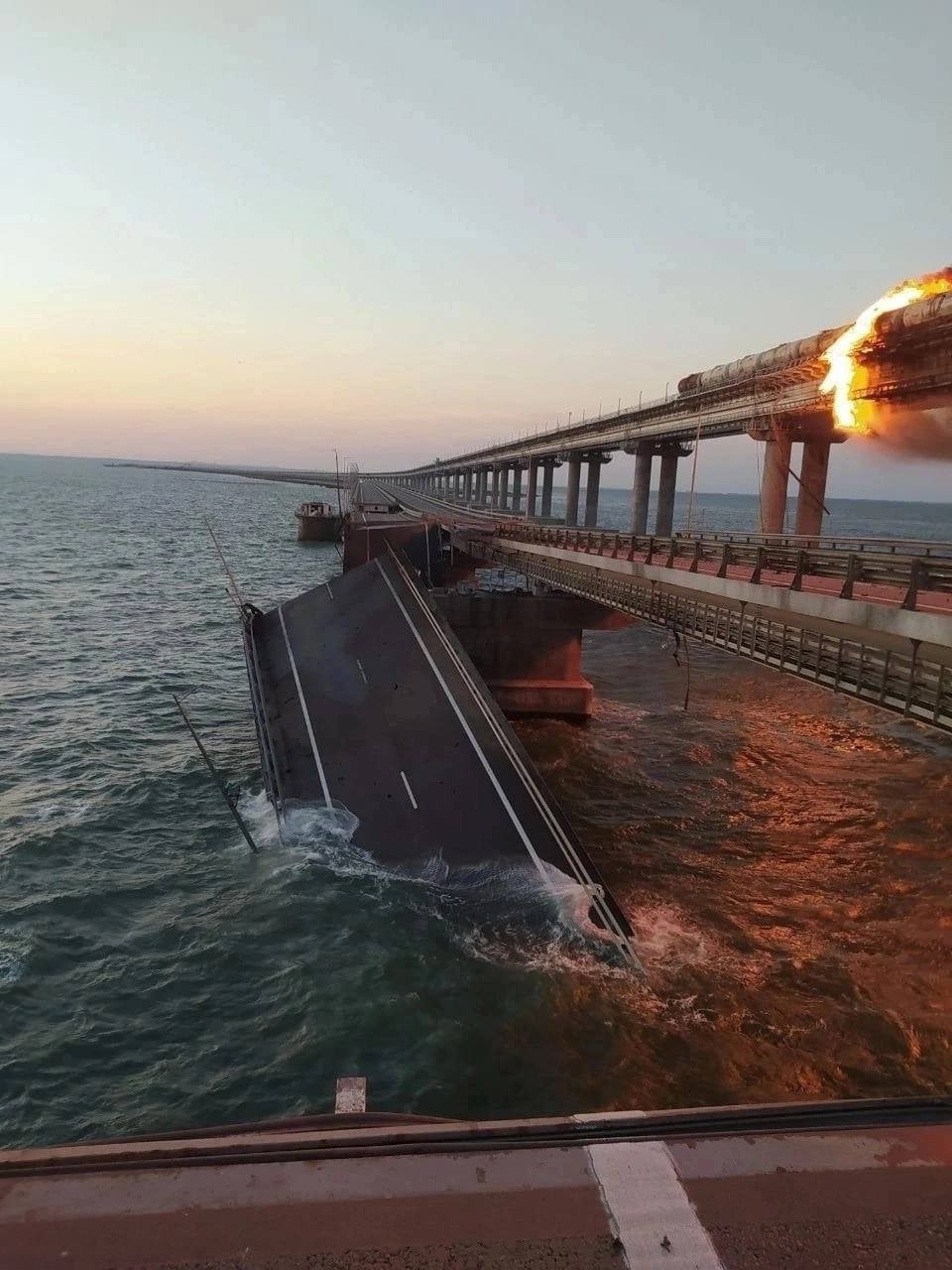Вибух і обвал на Кримському мосту: бавовна дістала росіян - зображення