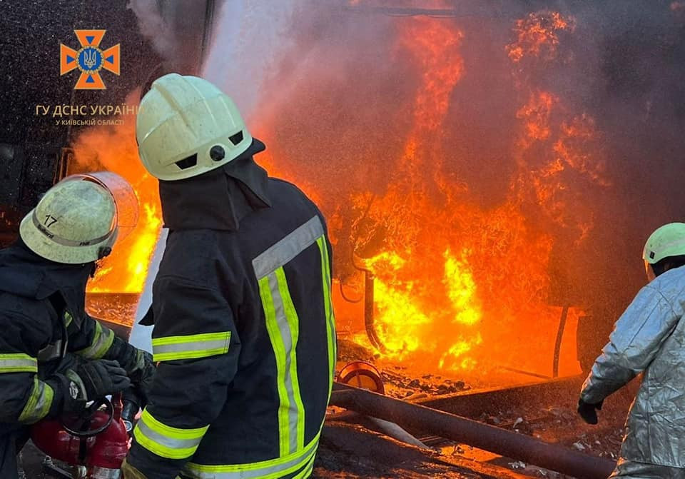 Через масований ракетний удар загорілося одне з підприємств Київщини - зображення