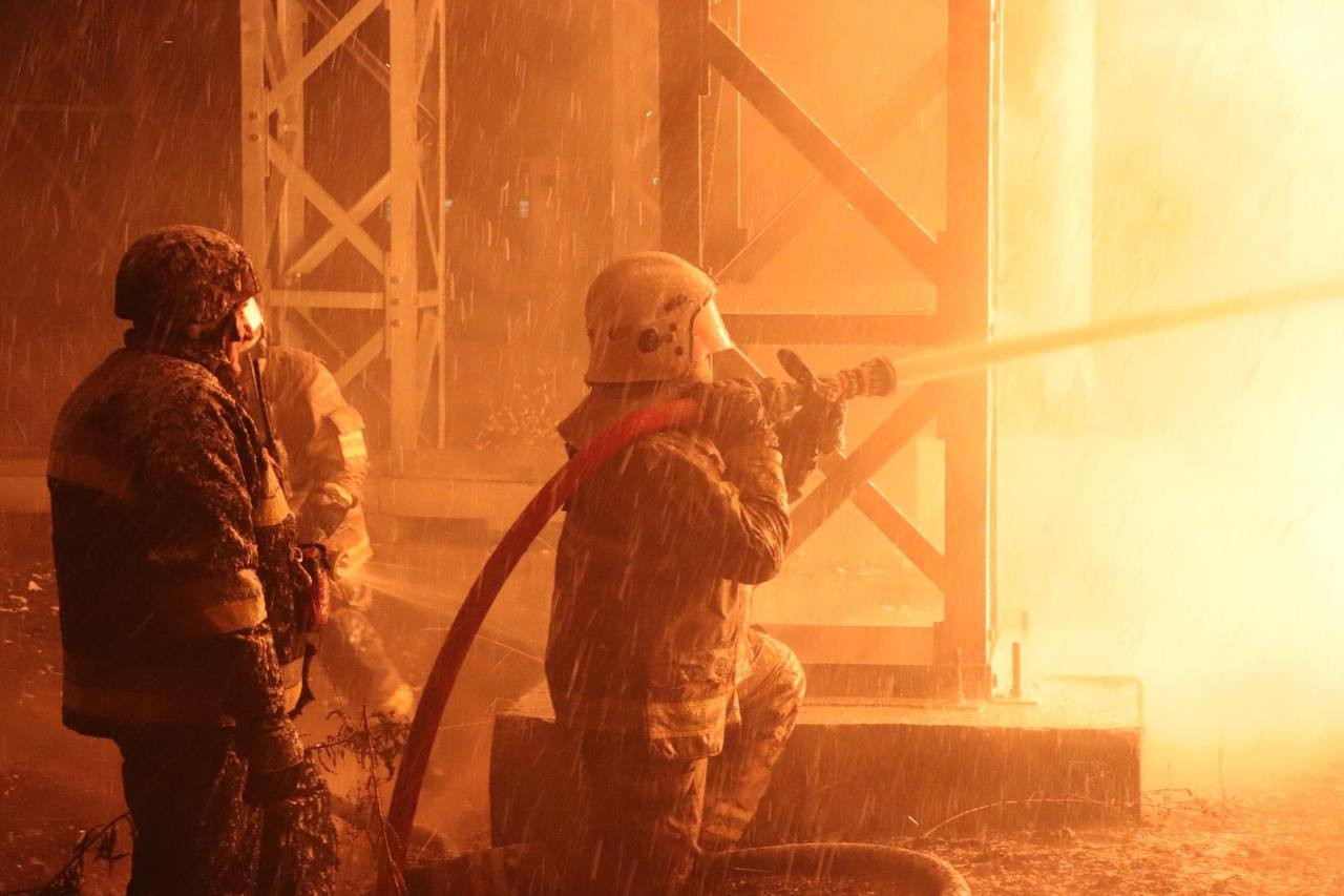 Обстріл Київщини: рятувальники ліквідували наслідки ворожих обстрілів по об’єктам інфраструктури - 2 - зображення