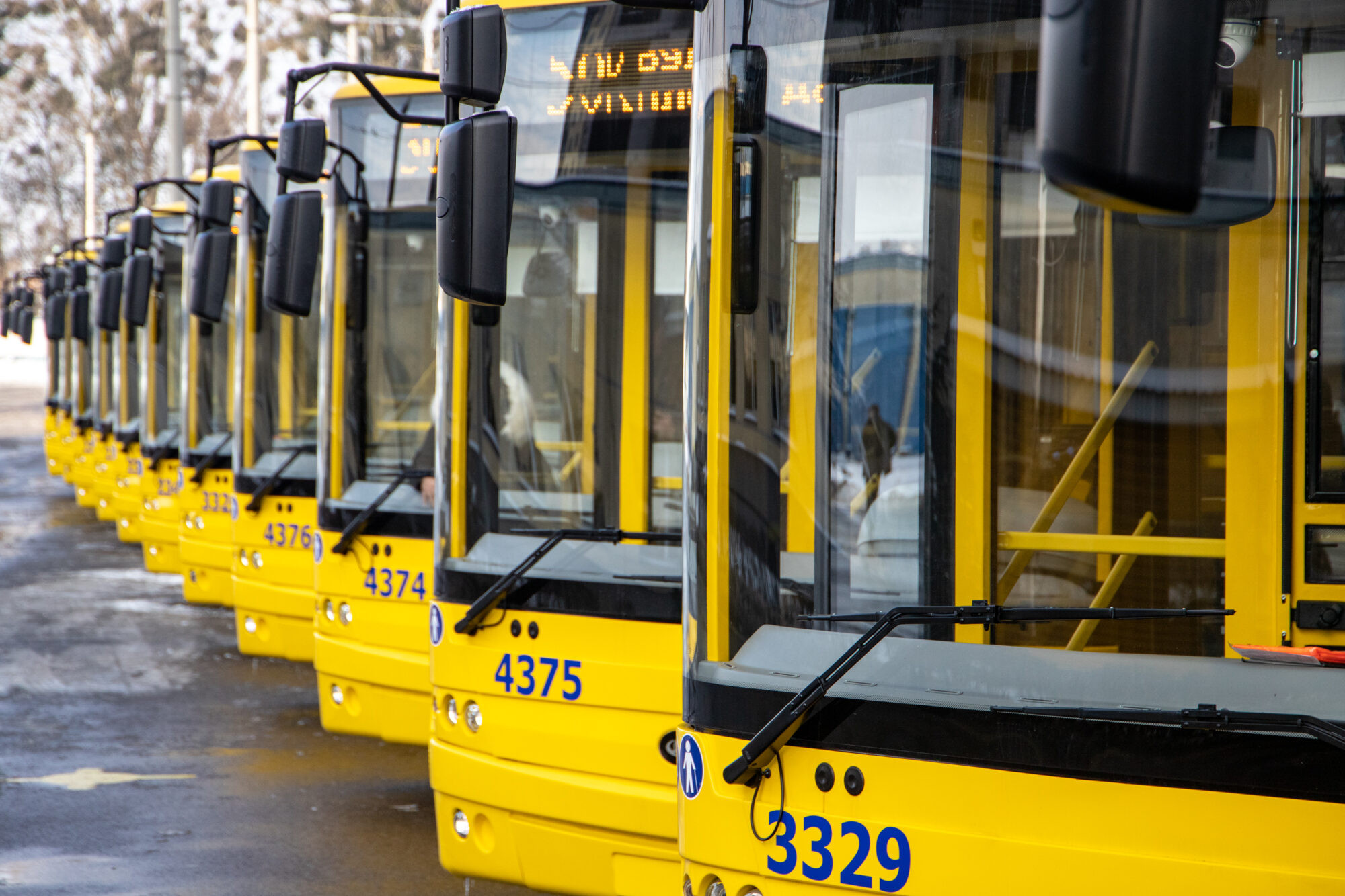 Відсьогодні на всіх тролейбусних маршрутах Києва працюватимуть автобуси - зображення