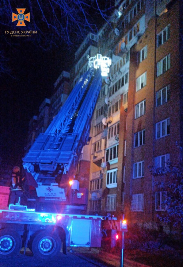 У Броварах загорілася багатоповерхівка: рятувальники евакуювали 34 людини - зображення