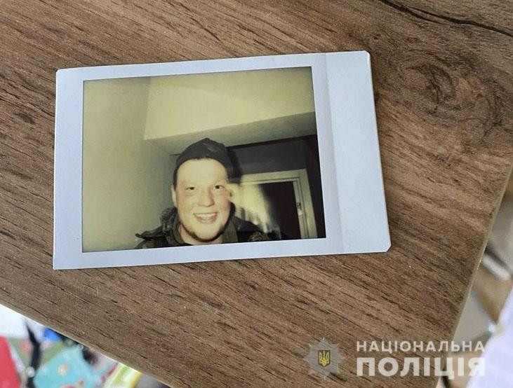 Окупанту, який зробив селфі на Polaroid в Ірпені, загрожує до 12 років в’язниці - зображення