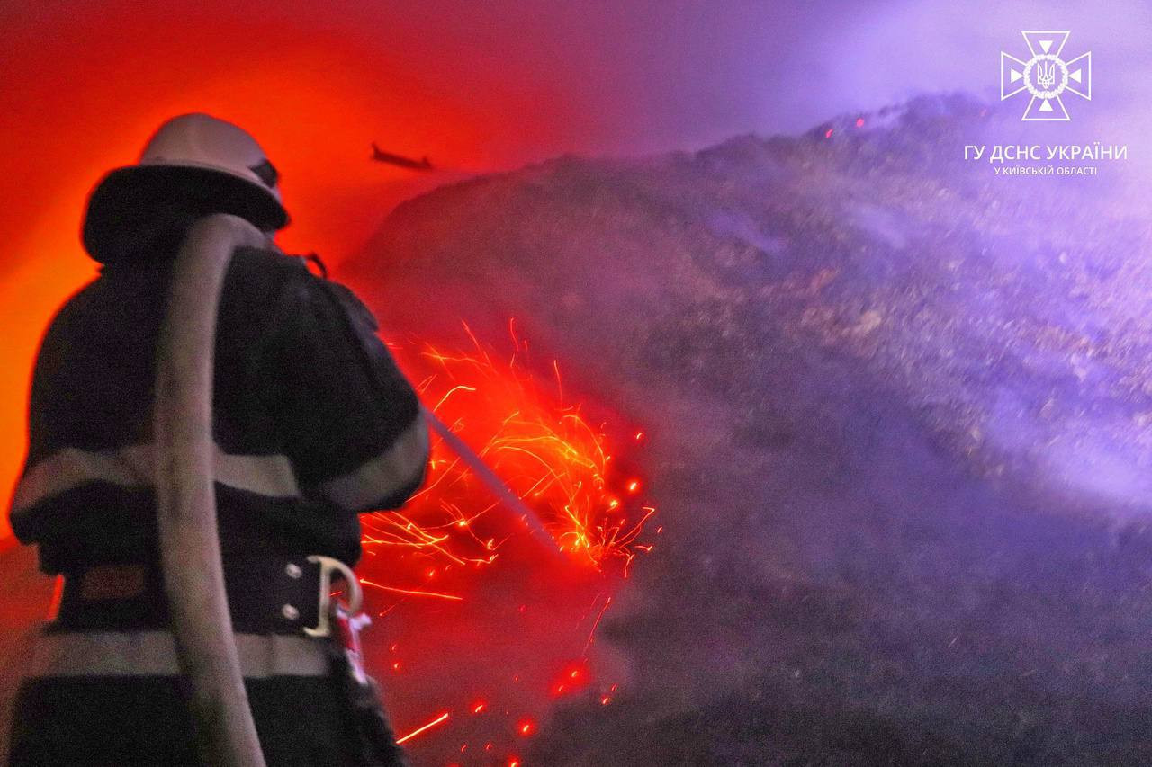 На Броварщині сталася масштабна пожежа на складі - зображення