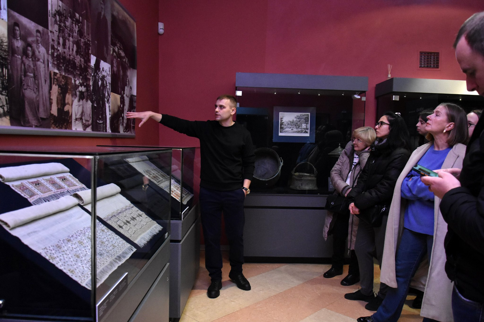 У Києві представили найбільшу колекцію предметів кримськотатарського ювелірного мистецтва - 1 - зображення