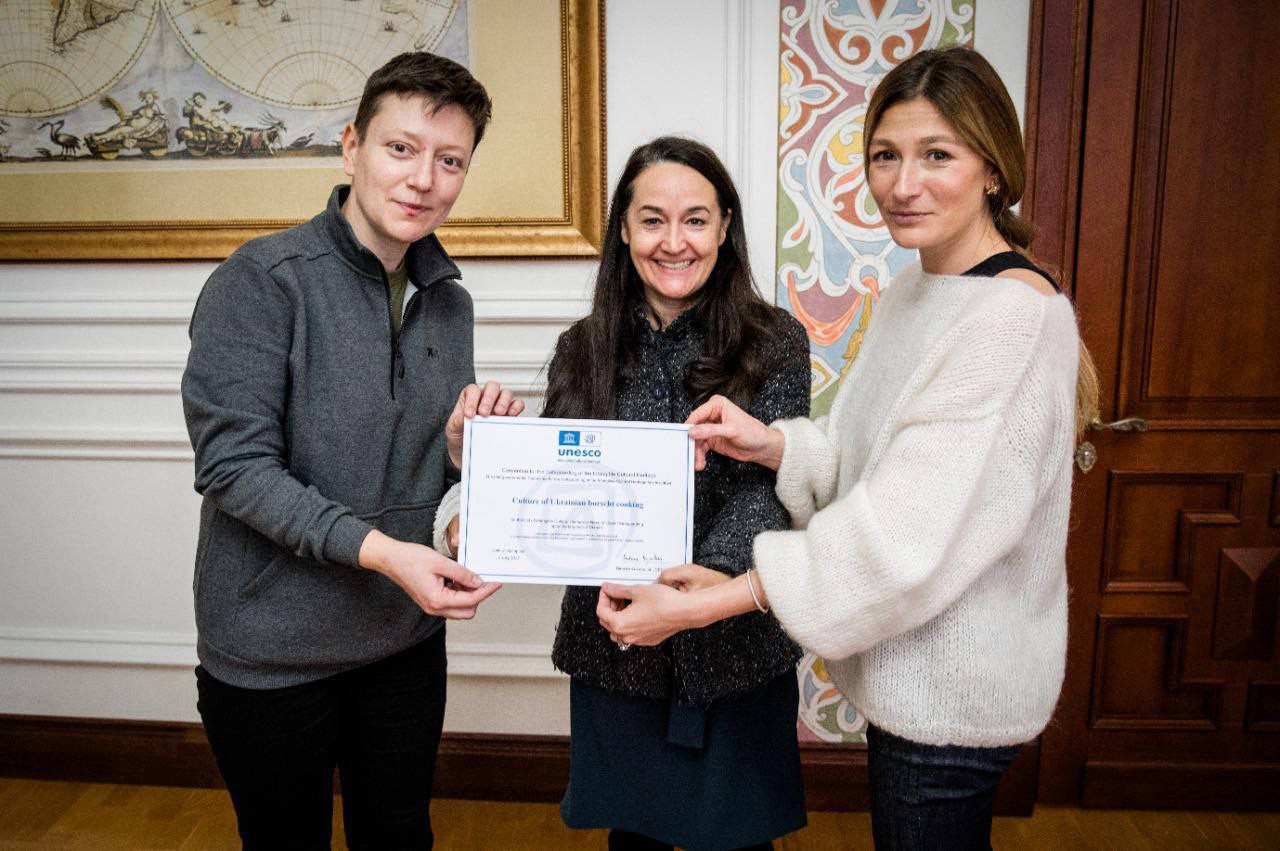 Офіційно наш: Україна отримала оригінал сертифікату ЮНЕСКО щодо борщу - 1 - зображення