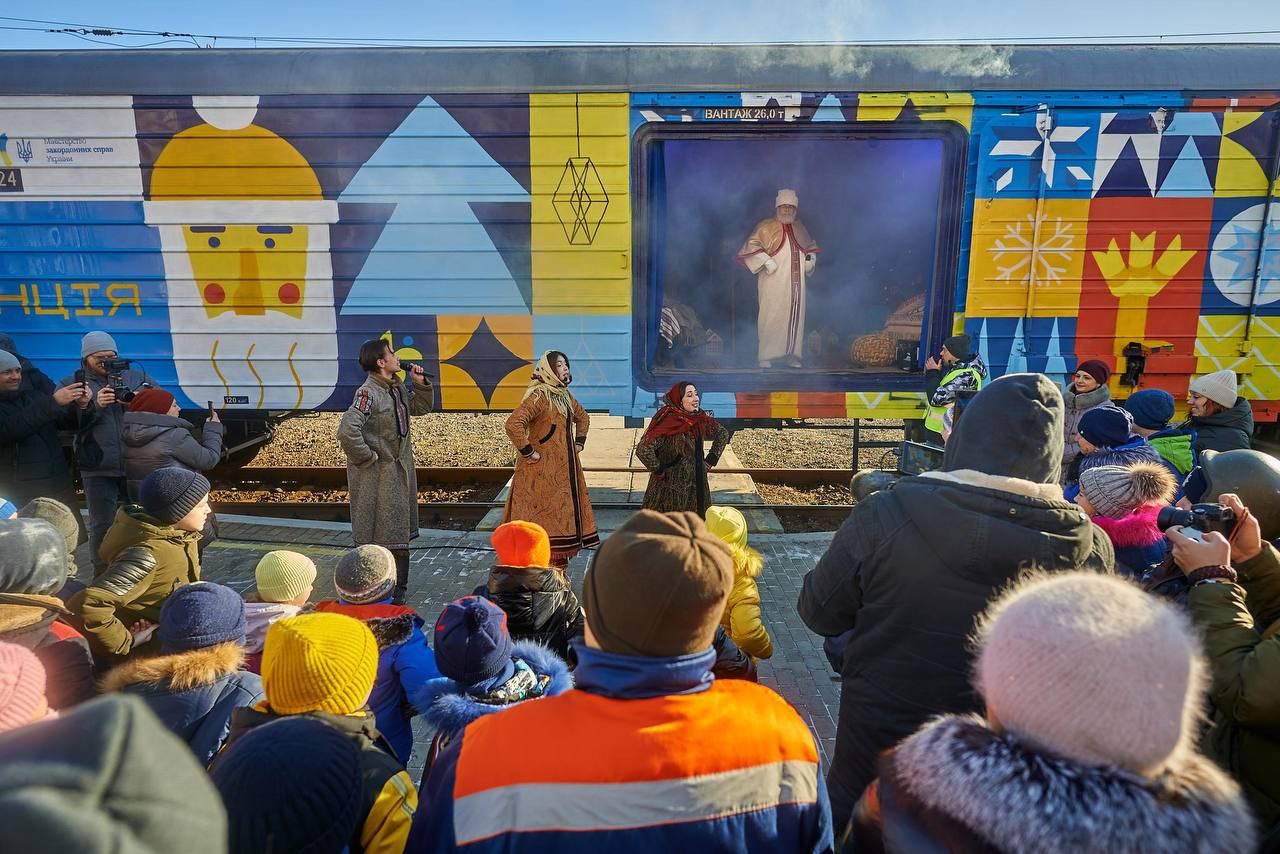 Поїзд святого Миколая доїхав до Слов’янська та Краматорська (ВІДЕО) - 1 - зображення
