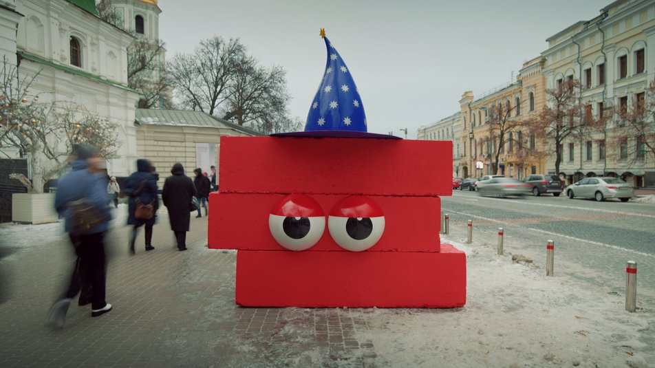 У Києві бетонні блоки від колишніх блокпостів перетворили на казкових героїв - зображення