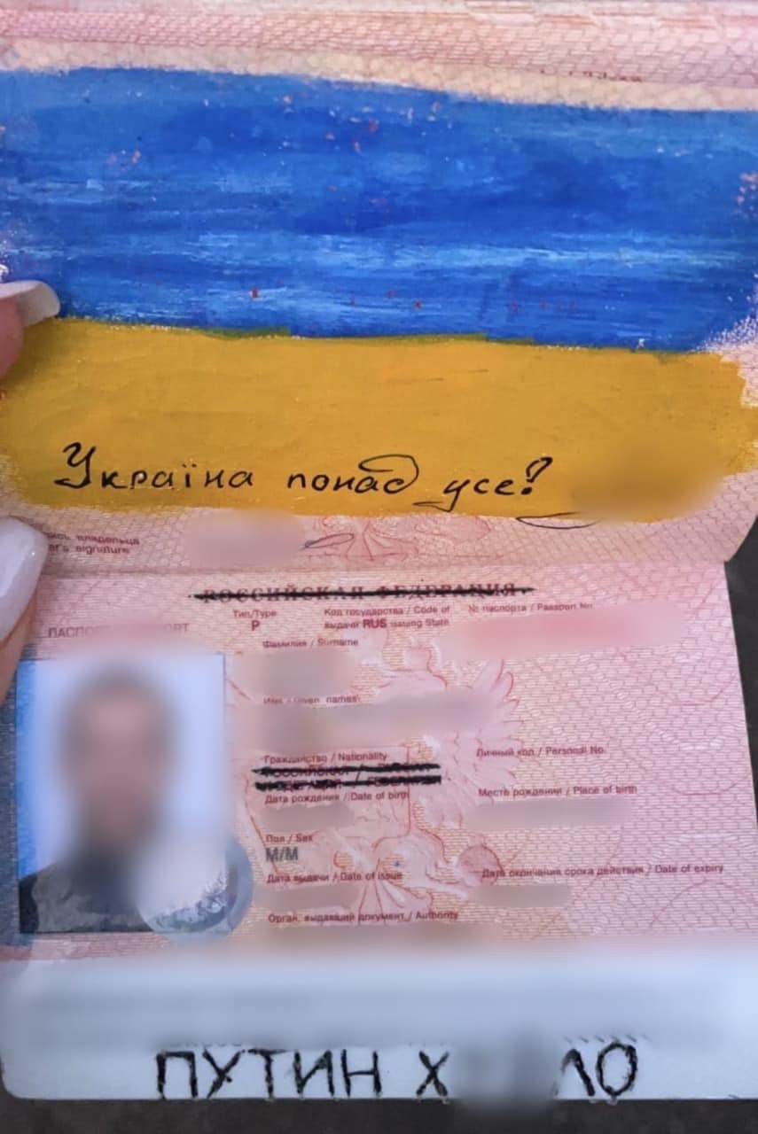 Тетяна Печончик: ДМС винесла рішення про примусове видворення росіянина, який написав у паспорті нецензурні слова про путіна - зображення