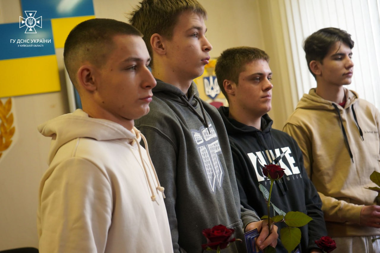 Старшокласників, які евакуйовували дітей після авіакатастрофи в Броварах, нагородили - зображення