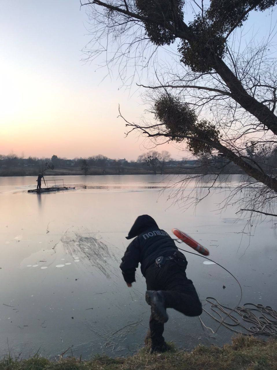 Ледь не загинули на крижаній річці: на Обухівщині врятували дітей із водяної пастки - зображення