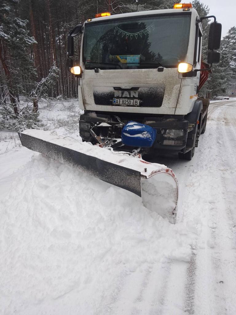 Київщину засипало снігом: на дороги області вивели понад 200 одиниць спецтехніки - 1 - зображення