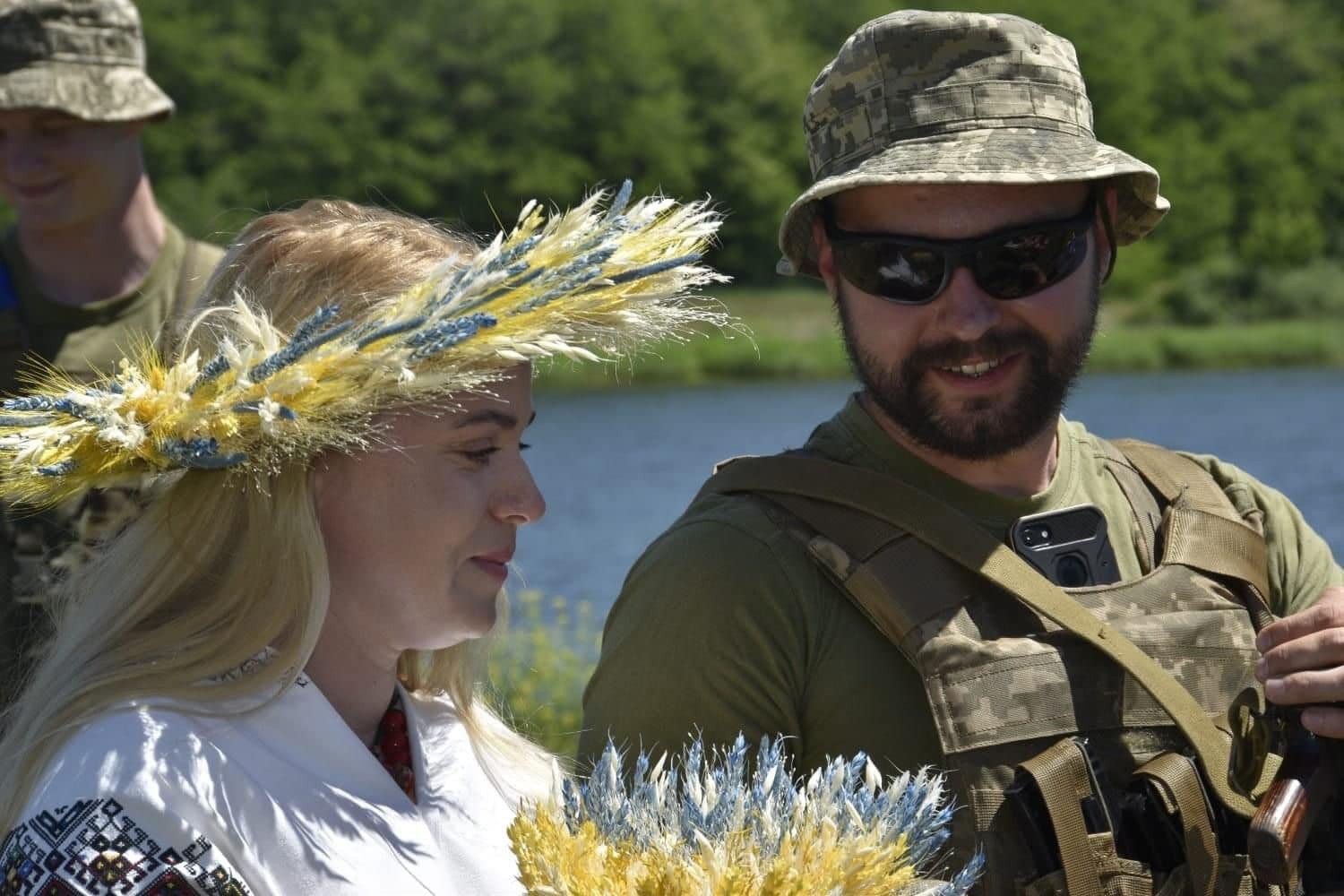 Любов, що перемагає війну: зворушливі фото закоханих українських військових - 1 - зображення