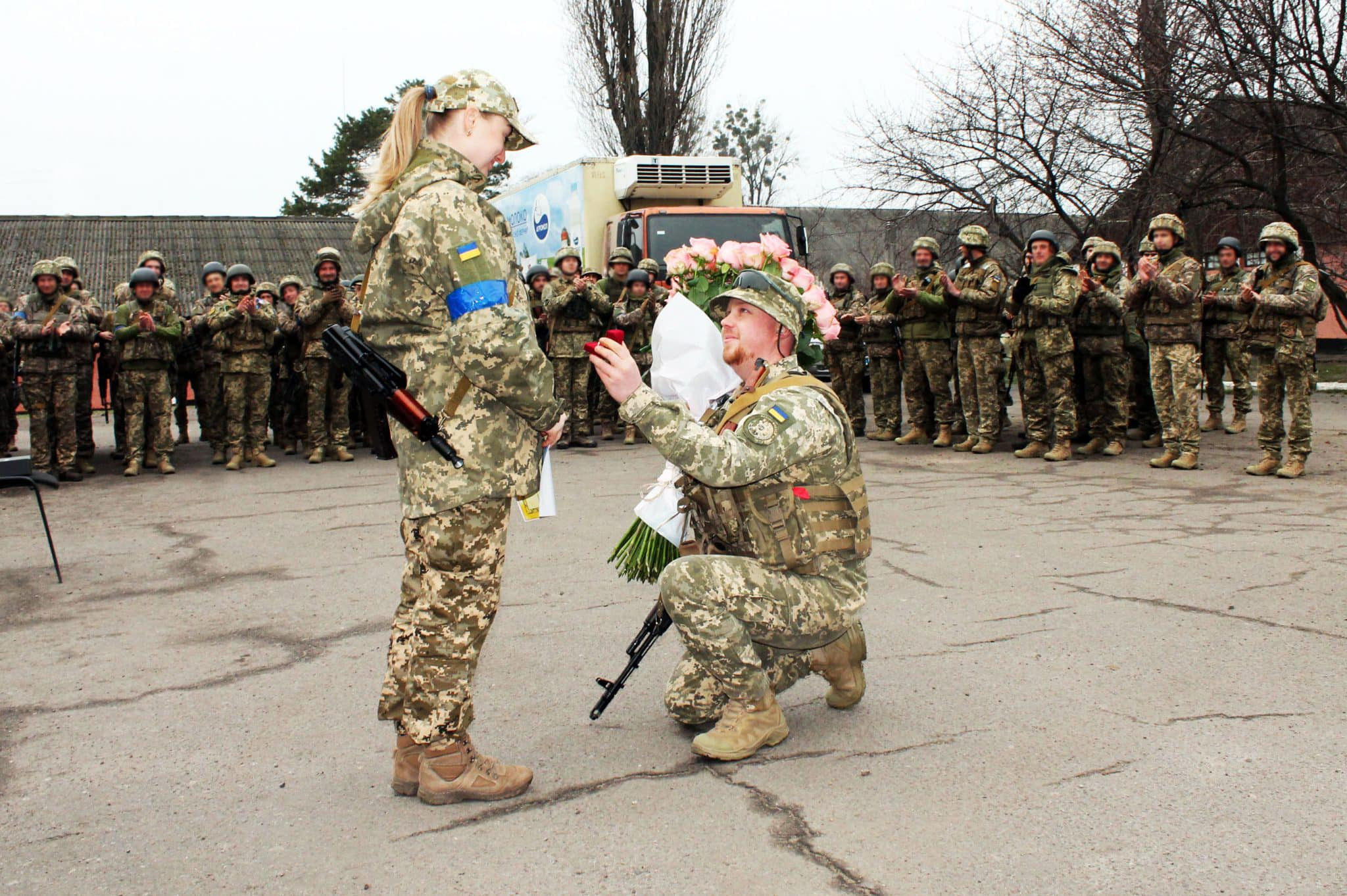 Любов, що перемагає війну: зворушливі фото закоханих українських військових - зображення