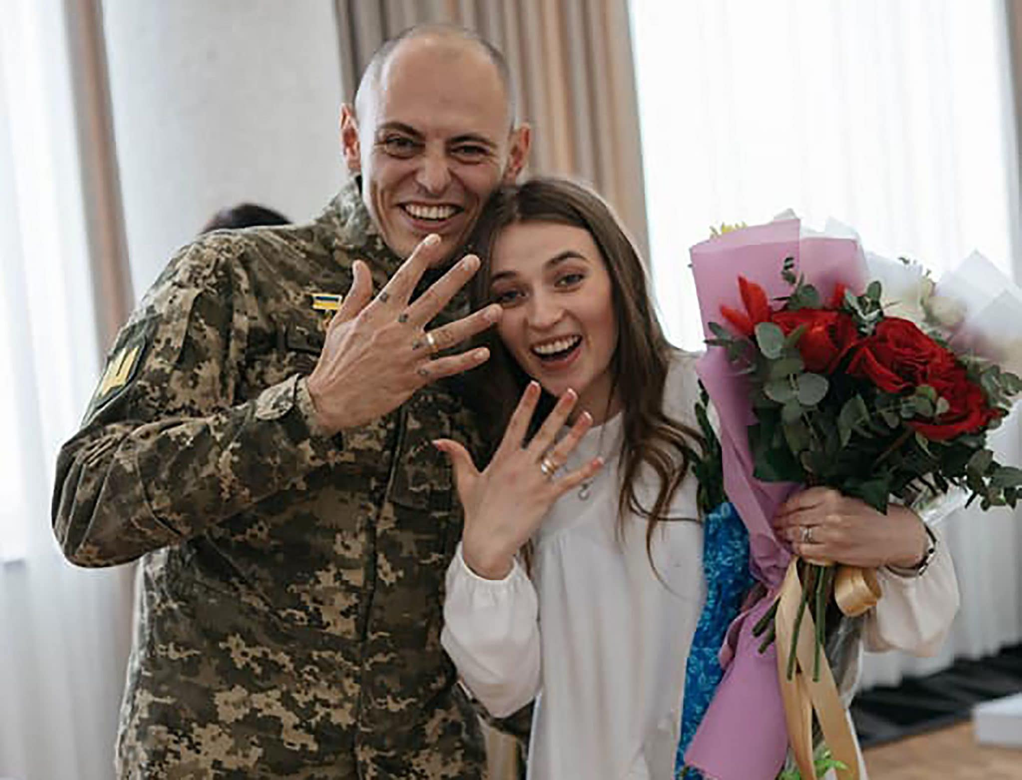 Любов, що перемагає війну: зворушливі фото закоханих українських військових - 2 - зображення