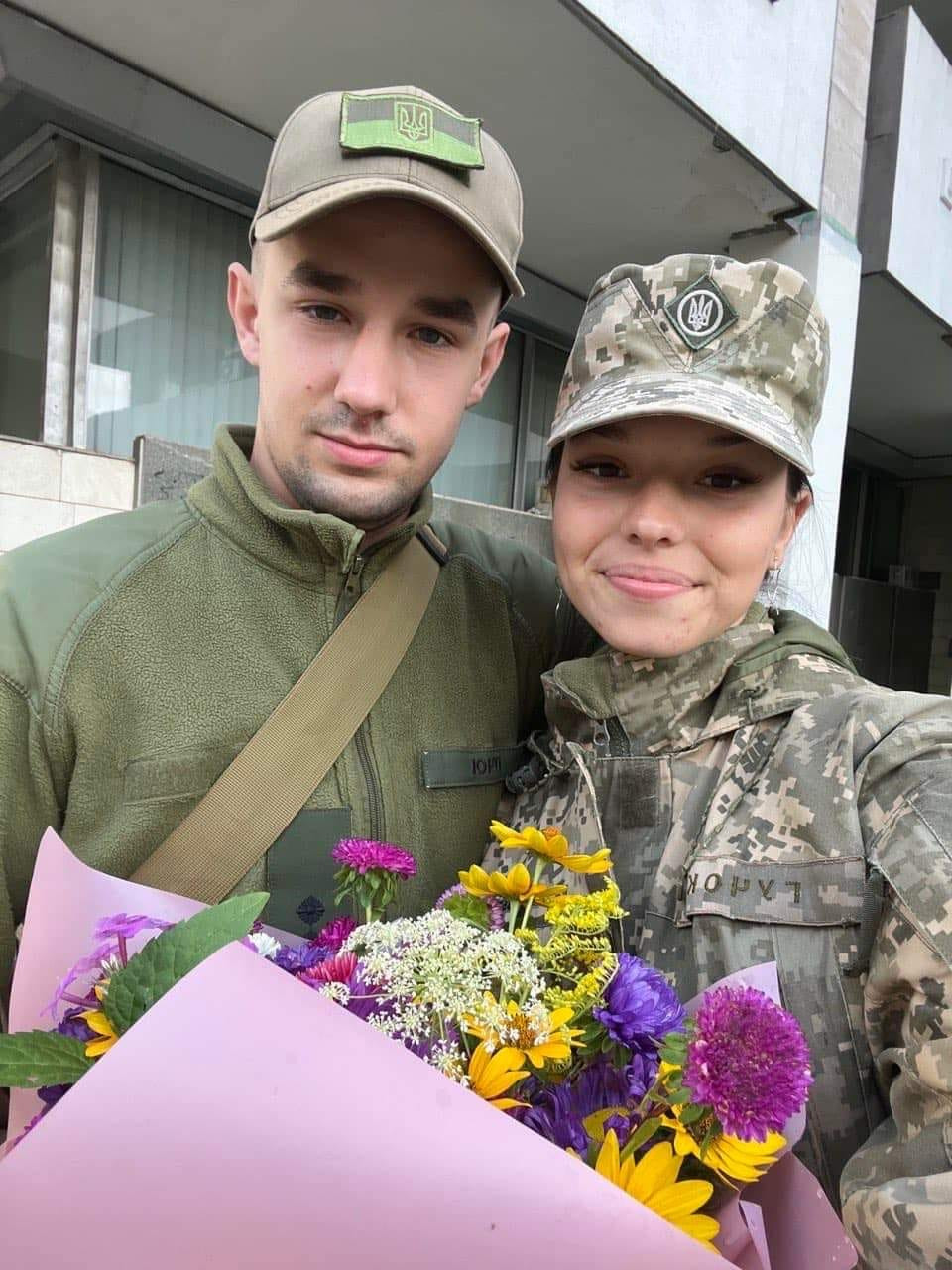 Любов, що перемагає війну: зворушливі фото закоханих українських військових - 1 - зображення